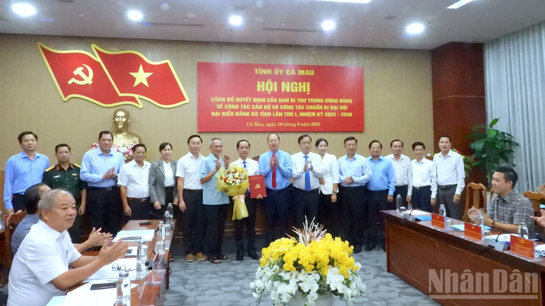 Ban Thường vụ Tỉnh ủy Cà Mau chụp ảnh lưu niệm tại lễ công bố quyết định bổ sung nhân sự. ndo_br_nhan-su-3-7072.jpg