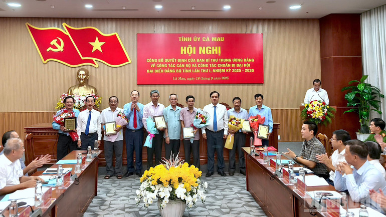 Lãnh đạo Tỉnh ủy Cà Mau tặng biểu trưng lưu niệm cho các đồng chí trong Ban Chấp hành Đảng bộ tỉnh thôi tham gia nhiệm vụ. ndo_br_nhan-su-9-4872.jpg