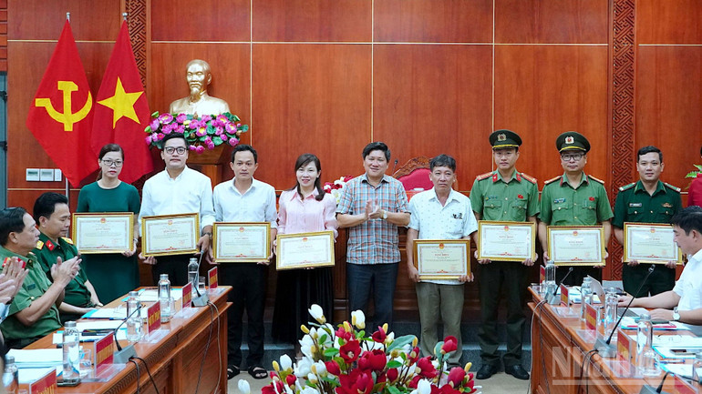 Phó Chủ tịch Ủy ban nhân dân tỉnh Cà Mau Lê Văn Sử (giữa) trao Bằng khen của Chủ tịch Ủy ban nhân dân tỉnh cho những cá nhân có thành tích tốt trong tuyên truyền chống khai thác IUU. ndo_br_khai-thac-3-170.jpg