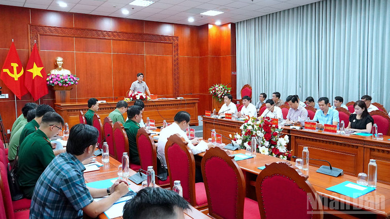 Phó Chủ tịch Ủy ban nhân dân tỉnh Cà Mau Lê Văn Sử (đứng trên cùng) phát biểu tại cuộc họp đánh giá kết quả phòng, chống IUU. ndo_br_khai-thac-2-1551.jpg