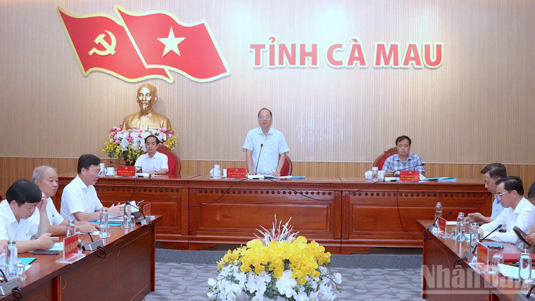 Bí thư Tỉnh ủy Cà Mau Nguyễn Hồ Hải (đứng) chủ trì và phát biểu tại cuộc họp. ndo_br_khcn-1-1736.jpg