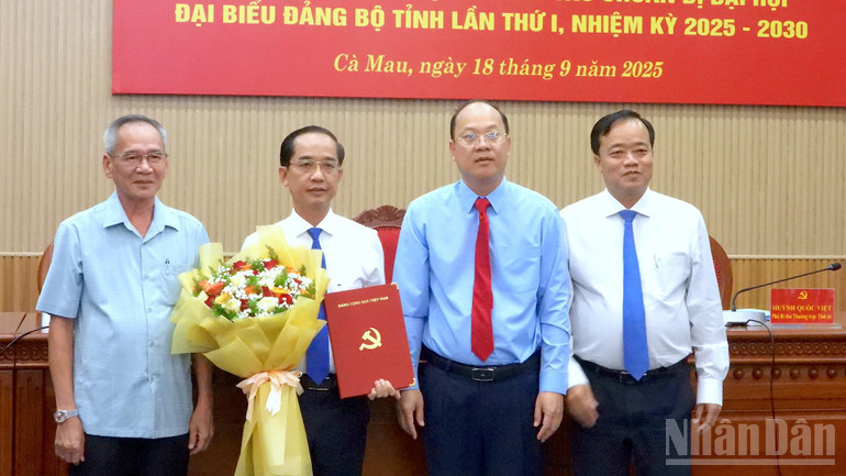 Lãnh đạo tỉnh Cà Mau tặng hoa chúc mừng đồng chí Hồ Thanh Thủy (cầm hoa) đảm nhận nhiệm vụ mới. ndo_br_nhan-su-2-7557.jpg