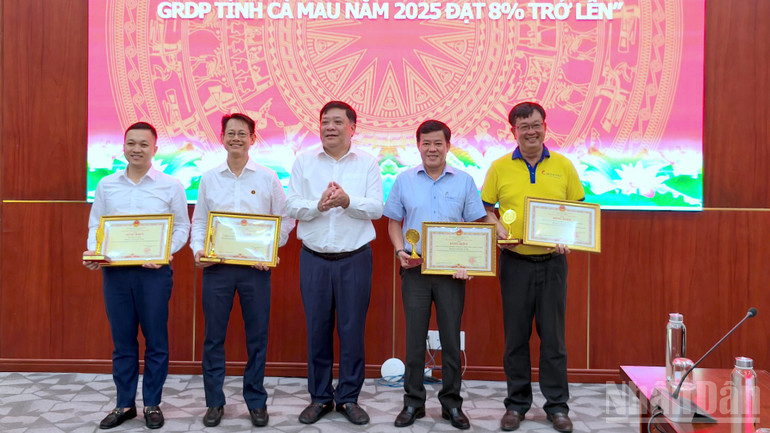 Chủ tịch Ủy ban nhân dân tỉnh Cà Mau Phạm Thành Ngại trao Bằng khen cho 4 doanh nghiệp đóng góp tích cực vào tốc độ tăng trưởng 6 tháng đầu năm 2025. ndo_br_kte-1-8439.jpg
