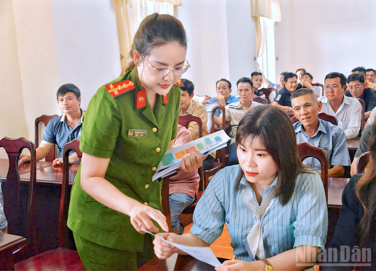 Cán bộ Công an phường An Xuyên, tỉnh Cà Mau tuyên truyền về các thủ đoạn lừa đảo chiếm đoạt tài sản trên không gian mạng tại một buổi họp dân. ndo_br_anh-5.jpg