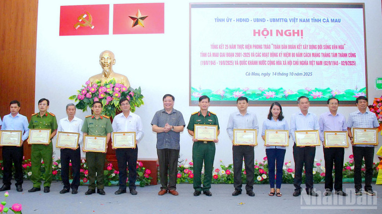 Đại tá Lê Tấn Vinh, Phó Giám đốc Công an tỉnh Cà Mau (thứ tư từ bên trái) nhận Bằng khen của Chủ tịch Ủy ban nhân dân tỉnh vì có thành tích xuất sắc trong thực hiện phong trào “Toàn dân đoàn kết xây dựng đời sống văn hóa”. ndo_br_anh-1-1776.jpg