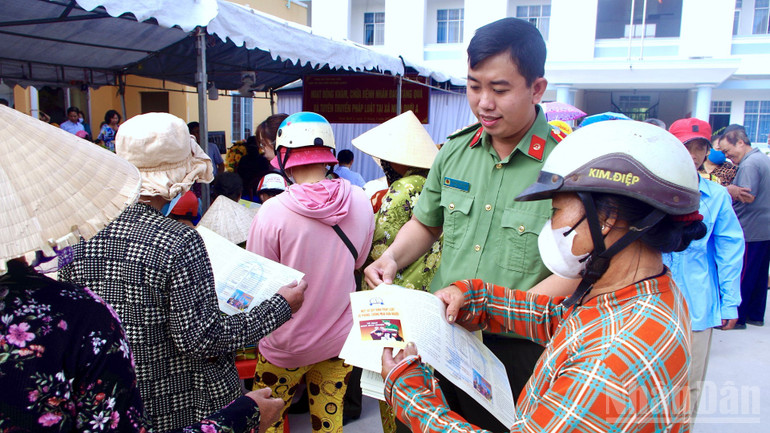 Công an cơ sở tại Cà Mau phát tờ rơi tuyên truyền, cảnh báo các thủ đoạn lừa đảo trên không gian mạng. ndo_br_anh-6-858.jpg