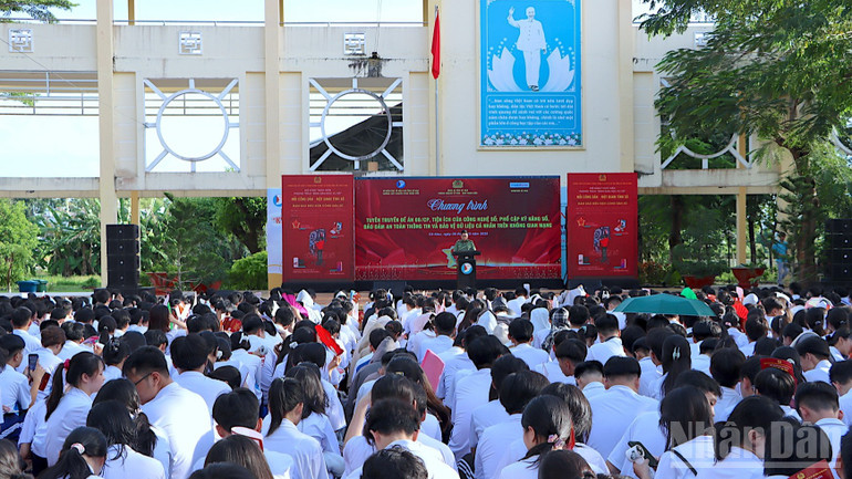 Buổi tuyên truyền, phổ cập kỹ năng số, bảo đảm an ninh thông tin và bảo vệ dữ liệu cá nhân trên không gian mạng của Công an Cà Mau tại Trường trung học phổ thông chuyên Phan Ngọc Hiển. ndo_br_anh-13-5856.jpg