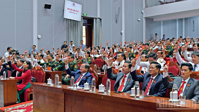 Các đại biểu tại Đại hội Đảng bộ tỉnh Cà Mau lần thứ I, nhiệm kỳ 2025-2030 biểu quyết thống nhất cao thông qua các chỉ tiêu và các đột phá trong nhiệm kỳ mới. ndo_br_tru-bi-15.jpg