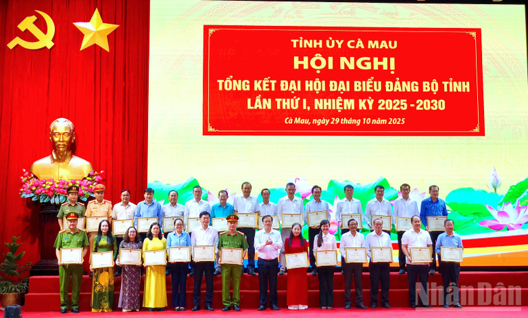 Phó Bí thư Thường trực Tỉnh ủy Cà Mau Huỳnh Quốc Việt (giữa, hàng dưới) trao tặng Bằng khen của Chủ tịch Ủy ban nhân dân tỉnh cho các cá nhân có nhiều đóng góp cho đại hội. ndo_br_tong-ket-8.jpg