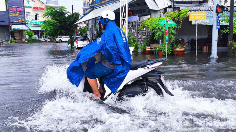 Mưa lớn và triều cường gây ngập cục bộ tại vùng nội thị Cà Mau. ndo_br_ngap-1-6349.jpg