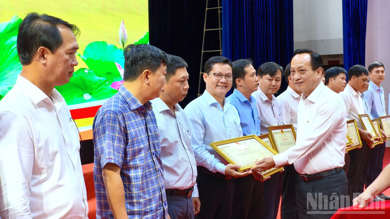 Phó Bí thư Tỉnh ủy, Chủ tịch Hội đồng nhân dân tỉnh Cà Mau Phạm Văn Thiều trao tặng Bằng khen cho các cá nhân có nhiều đóng góp vào thành công chung của đại hội. ndo_br_tong-ket-7-8922.jpg