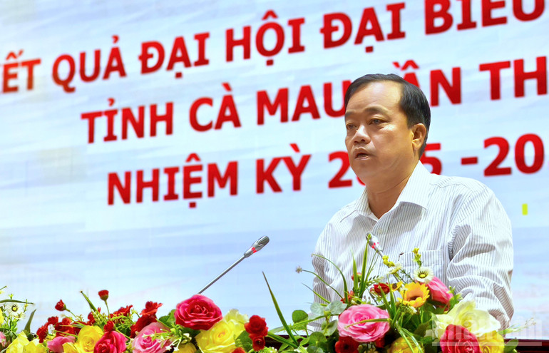 Đồng chí Huỳnh Quốc Việt, Ủy viên dự dự khuyết Trung ương Đảng, Phó Bí thư Thường trực Tỉnh ủy Cà Mau trình bày báo cáo đánh giá tổng kết tại hội hội nghị. ndo_br_tong-ket-4.jpg