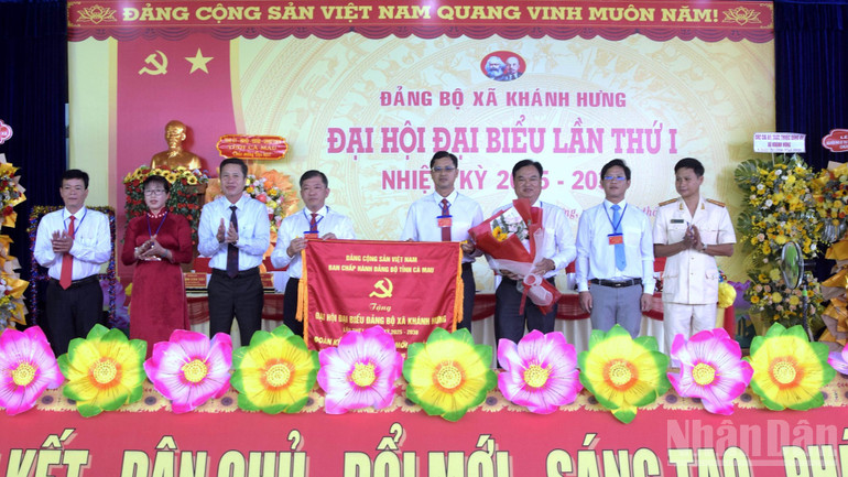 Ủy viên Ban Thường vụ Tỉnh ủy, Giám đốc Sở Nội vụ tỉnh Cà Mau Trần Hữu Phước (thứ 3 từ trái qua) tặng bức trướng của Ban Chấp hành Đảng bộ tỉnh mừng đại hội. ndo_br_khanh-hung-3-5296.jpg