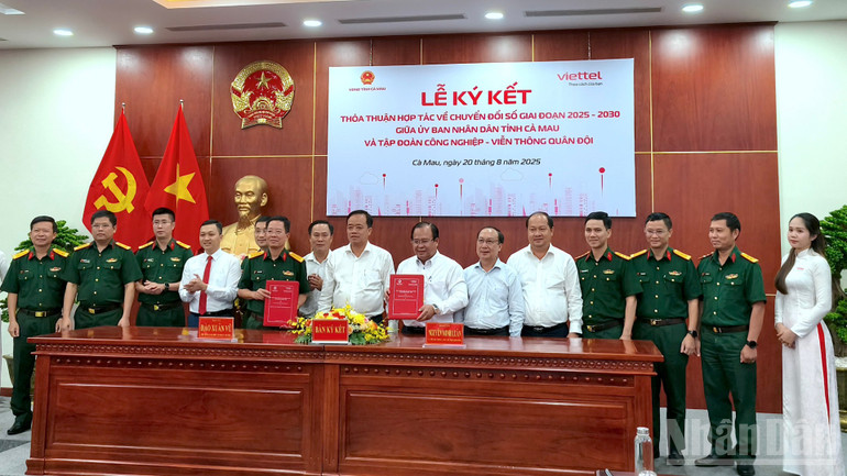 Lễ ký kết hợp tác chuyển đổi số “dài hơi” giữa Cà Mau và Tập đoàn Viettel vào tháng 8/2025. ndo_br_ky-ket-4.jpg