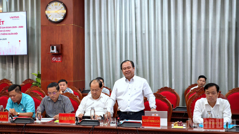 Phó Chủ tịch Ủy ban nhân dân tỉnh Cà Mau Nguyễn Minh Luân (đứng) bày tỏ kỳ vọng bứt phá mới của tỉnh qua việc thúc đẩy chuyển đổi số. ndo_br_ky-ket-5.jpg