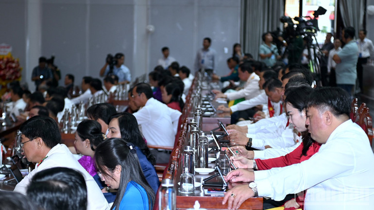 các đại biểu tại “Đại hội số hóa” cấp tỉnh lần đầu tiên tại Cà Mau khai thác dữ liệu trên thiết bị thông minh thay cho tài liệu giấy truyền thống. ndo_br_tru-bi-4.jpg