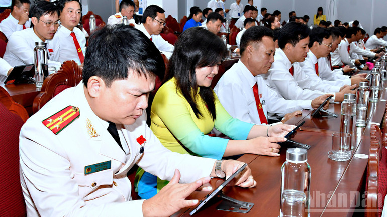 “Đại hội số hóa” cấp tỉnh lần đầu tiên tại Cà Mau, các đại biểu khai thác dữ liệu trên máy tính bảng thay cho tài liệu giấy truyền thống. ndo_br_tru-bi-11.jpg