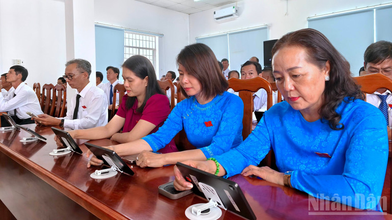Đại biểu tại Đại hội Đại biểu Đảng bộ phường Hòa Thành sử dụng máy tính bảng thay cho văn bản giấy. ndo_br_anh-4-4219.jpg