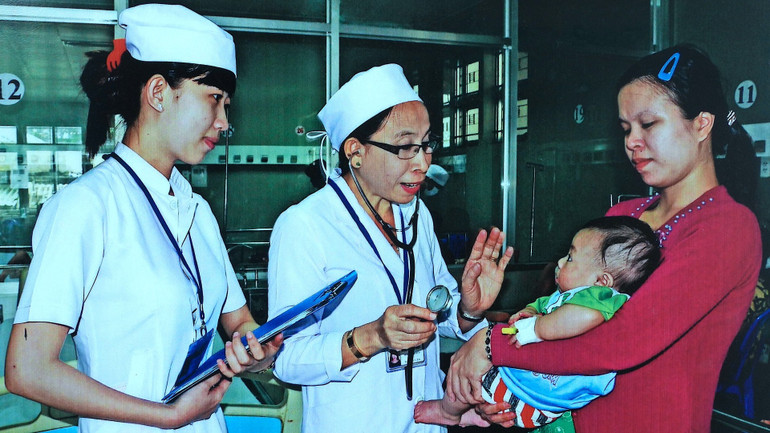 2025 में, सीए माऊ प्रसूति एवं बाल चिकित्सा अस्पताल ने 1 किलोग्राम (≤ 1000 ग्राम) से कम वजन वाले 5 बच्चों की जान सफलतापूर्वक बचाई। tre-so-sinh-5-322.jpg