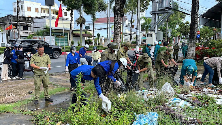 Các đơn vị chức năng và đoàn thể tại Cà Mau thu gom rác thải vứt bừa bãi ở khu vực đô thị. ndo_br_ve-sinh-1-9289.jpg