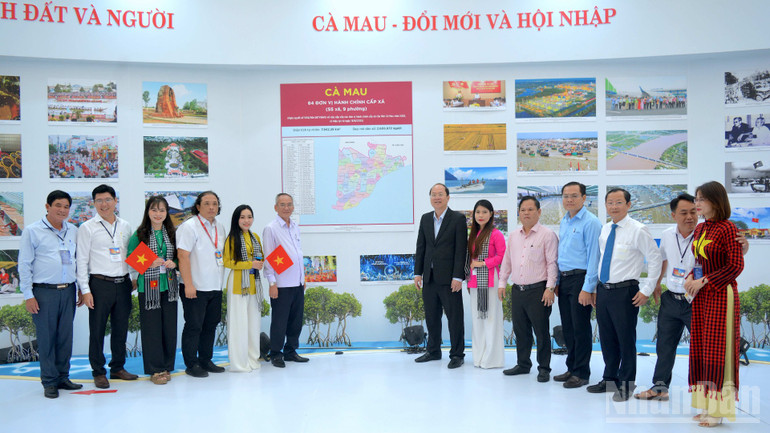 Leaders of Ca Mau province visited a corner of the province's exhibition booth at the exhibition. ndo_br_trien-lam-11-1634.jpg