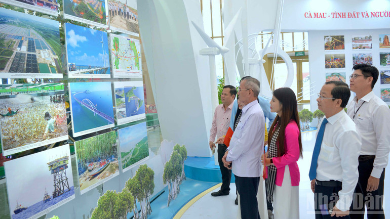 Images of socio-economic achievements of Ca Mau province at the exhibition booth. ndo_br_trien-lam-16-3042.jpg