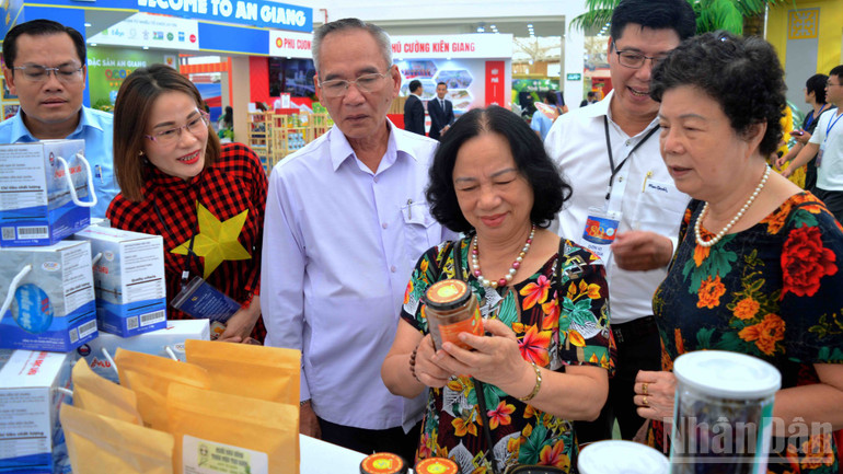 Visitors come to learn about and enjoy OCOP specialties at the exhibition booth of Ca Mau province. ndo_br_trien-lam-7-9384.jpg