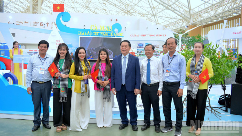 Comrade Nguyen Trong Nghia (wearing a blue suit), Politburo member, Secretary of the Party Central Committee, Head of the Central Propaganda and Mass Mobilization Commission, visited the exhibition area of Ca Mau province. ndo_br_trien-lam-9-7466.jpg