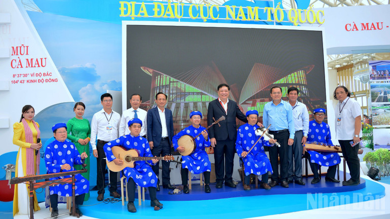 Chairman of the Provincial People's Council Pham Van Thieu (in blue suit) and Chairman of the Ca Mau Provincial People's Committee Pham Thanh Ngai (in black suit) at the amateur music area of the exhibition booth. ndo_br_trien-lam-14-3258.jpg