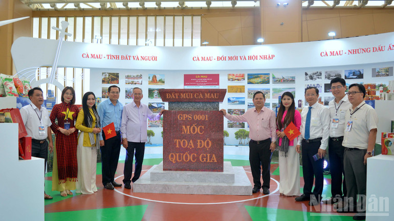 The exhibition booth of Ca Mau province has the national coordinate landmark of Ca Mau Cape. ndo_br_trien-lam-18-872.jpg