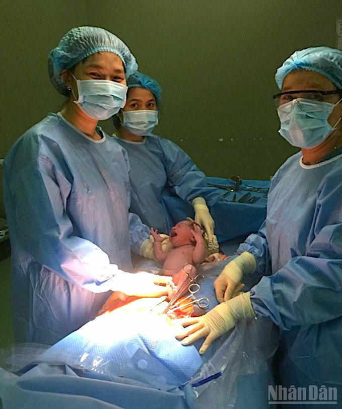 2024 से अक्टूबर 2025 तक, सीए मऊ प्रसूति एवं बाल रोग अस्पताल के नवजात विभाग ने 252 समयपूर्व जन्मे शिशुओं का उपचार किया, जिनकी जीवित रहने की दर 87.3% रही। ndo_br_tre-so-sinh-4.jpg