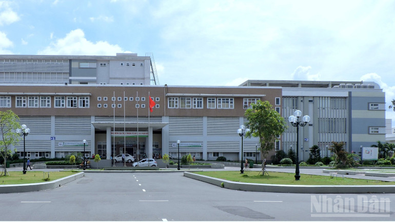 सीए माऊ मैटरनिटी एंड पीडियाट्रिक्स हॉस्पिटल, जहां हाल ही में एक चमत्कार हुआ, जिसमें मात्र 850 ग्राम वजन वाले एक समय से पहले जन्मे बच्चे की जान बचाई गई। ndo_br_tre-so-sinh-3-5649.jpg