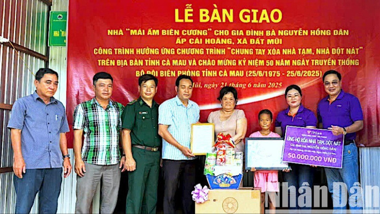 Đồn Biên phòng Đất Mũi cùng đơn vị tài trợ trao tặng quà và bàn giao nhà cho bà Nguyễn Hồng Dân, ấp Cái Hoãng, xã Đất Mũi, huyện Ngọc Hiển. bien-phong-1-1308.jpg