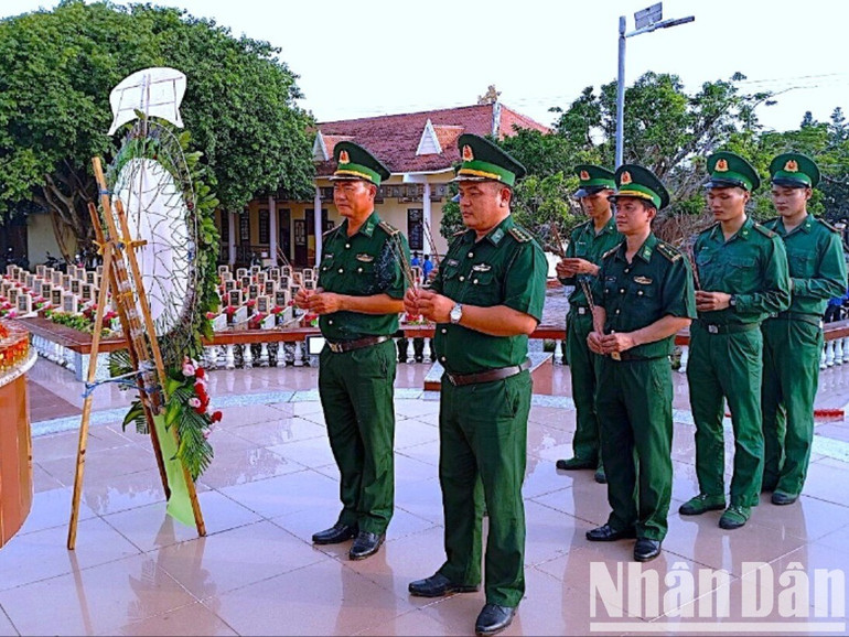 Các đơn vị thuộc Bộ đội Biên phòng Cà Mau thắp nến tri ân các anh hùng liệt sĩ, người có công trên địa bàn vùng biên giới biển đảo. bien-phong-5-2759.jpg