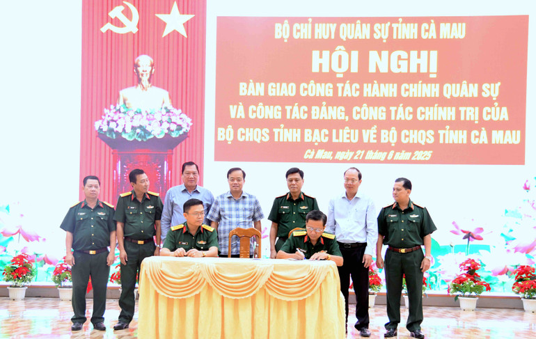 Lãnh đạo Bộ Tư lệnh Quân khu 9, lãnh đạo Tỉnh ủy, Ủy ban nhân dân tỉnh Cà Mau và Bạc Liêu chứng kiến ký biên bản bàn giao. ban-giao-4.jpg