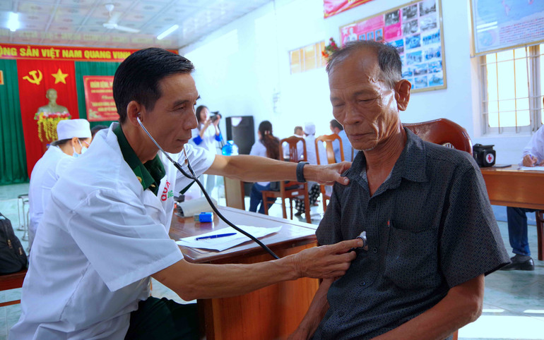Quân y Bộ đội Biên phòng Cà Mau khám bệnh, cấp thuốc miễn phí cho người có công và các hộ gia đình chính sách. bien-phong-6.jpg