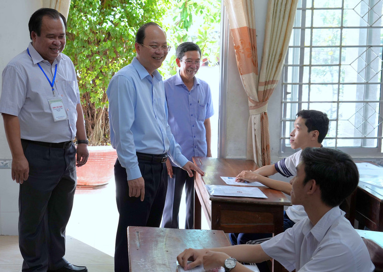 Bí thư Tỉnh ủy Cà Mau Nguyễn Hồ Hải (người đứng giữa) và Phó Chủ tịch Ủy ban nhân dân tỉnh Nguyễn Minh Luân (bìa trái) kiểm tra và động viên các thí sinh hoàn thành tốt kỳ thi năm 2025. hoc-sinh-1.jpg