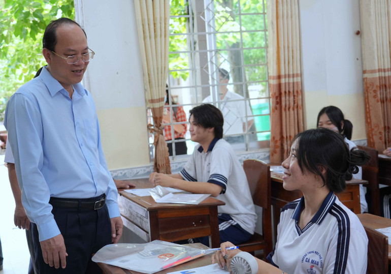 Bí thư Tỉnh ủy Cà Mau Nguyễn Hồ Hải (bìa trái) thăm hỏi sự chuẩn bị tâm lý của thí sinh tại điểm thi số 3 - Trường THPT Cà Mau. hoc-sinh-2.jpg