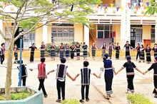 Trên sân Trường trung học cơ sở Tân Thượng, tỉnh Lâm Đồng trong giờ ngoại khóa. 