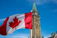 Quốc kỳ Canada tung bay tại Đồi Quốc hội ở Ottawa. (Ảnh: Chính phủ Canada) 