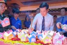 Ủy viên dự khuyết Trung ương Đảng, Bí thư Tỉnh ủy Quảng Trị Nguyễn Long Hải thả hoa đăng tri ân các Anh hùng liệt sĩ.