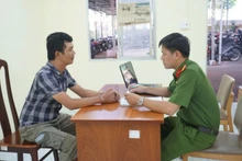 Cơ quan chức năng làm việc với đối tượng Trần Như Phước. (Ảnh: Công an cung cấp)