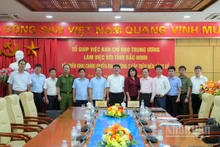Các đại biểu chụp ảnh lưu niệm sau buổi làm việc. (Ảnh: TRƯỜNG AN)