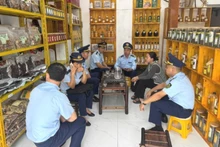 Chi cục Quản lý thị trường tỉnh Hà Giang kiểm tra cơ sở sản xuất rượu không có giấy phép tại huyện Quản Bạ.