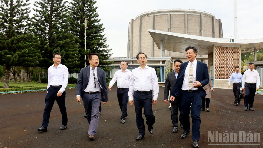Phó Thủ tướng Bùi Thanh Sơn và đoàn công tác tham quan Lò phản ứng hạt nhân Đà Lạt. ndo_br_13.jpg