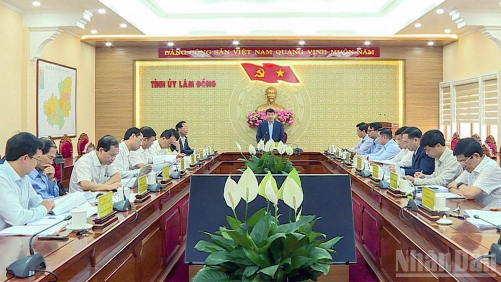 Điểm cầu Văn phòng Tỉnh ủy Lâm Đồng thực hiện khai mạc, tổng kết, tuyên bố kết thúc quá trình vận hành thử nghiệm. (Ảnh: Đồng chí Y Thanh Hà Niê Kđăm, Bí thư Tỉnh ủy Lâm Đồng, Trưởng Ban chỉ đạo thực hiện hợp nhất tỉnh Lâm Đồng, Bình Thuận và Đắk Nông chủ trì buổi làm việc với Thường trực Tỉnh ủy 3 tỉnh vào ngày 28/5). ndo_br_2.jpg