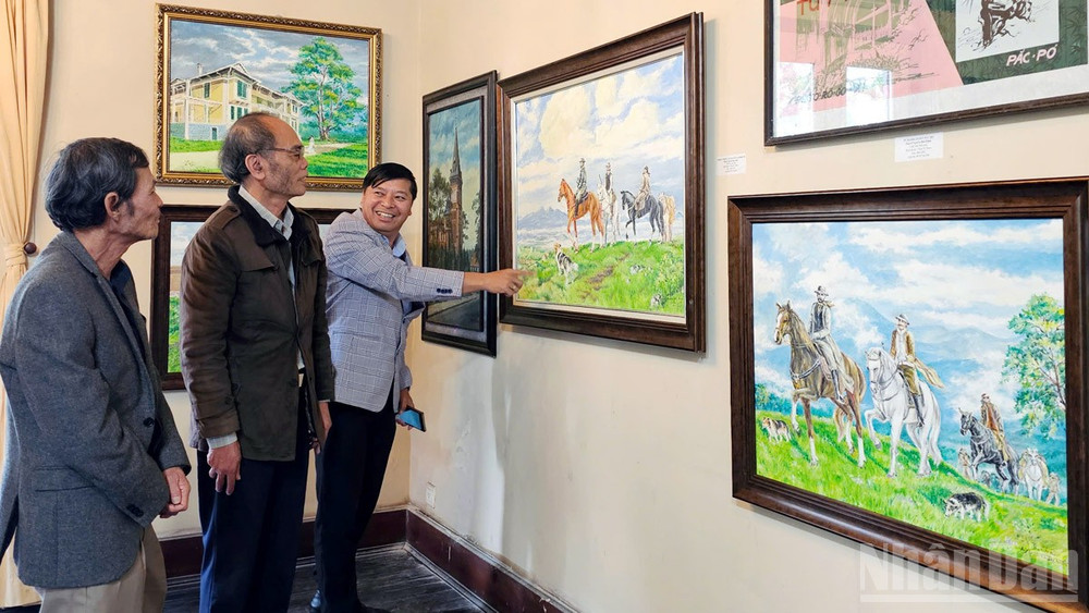 Công chúng đến với triển lãm “Đà Lạt-Ban Mê, hai nửa cao nguyên” của họa sĩ Nguyễn Bảo Châu. ndo_br_9.jpg