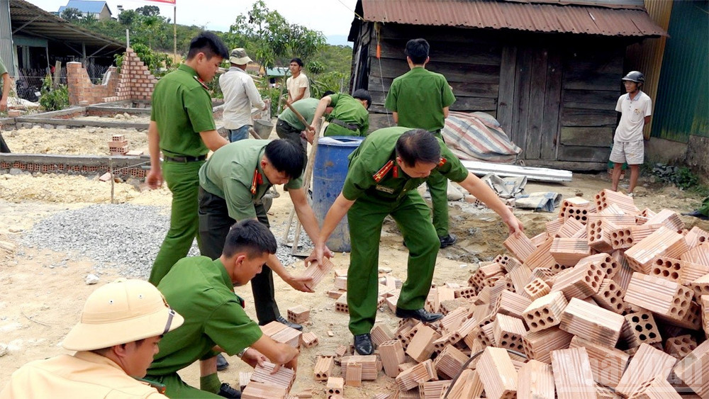 Công an tỉnh Lâm Đồng hỗ trợ xóa nhà tạm, nhà dột nát cho hộ đồng bào dân tộc thiểu số tại xã Đam Rông 1. ndo_br_3.jpg