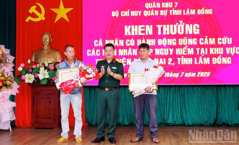 Chỉ huy trưởng Bộ Chỉ huy Quân sự tỉnh Lâm Đồng trao giấy khen tặng ông Dũng và ông Lâm về hành động dũng cảm ứng cứu 3 người bị mắc kẹt giữa dòng lũ chảy xiết.