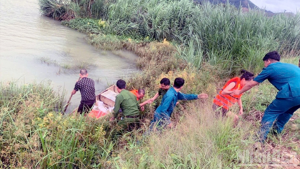 Các lực lượng chức năng gia công tác cứu hộ, cứu nạn đưa những người mắc kẹt vào bờ an toàn. ndo_br_2.jpg